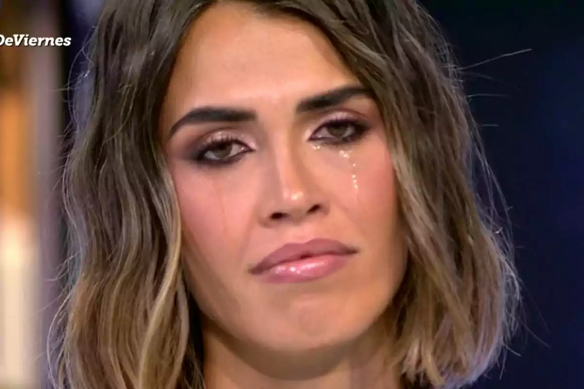 Captura de Sofía Suescun con el cabello corto y ondulado, con lágrimas en el rostro y una expresión triste en el plató de De Viernes