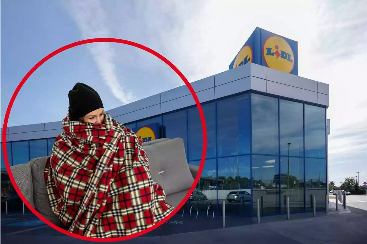 Montaje con mujer en sofá gris enrollada en manta de cuadros y con gorro negro sobre fondo de exterior de parking de Lidl