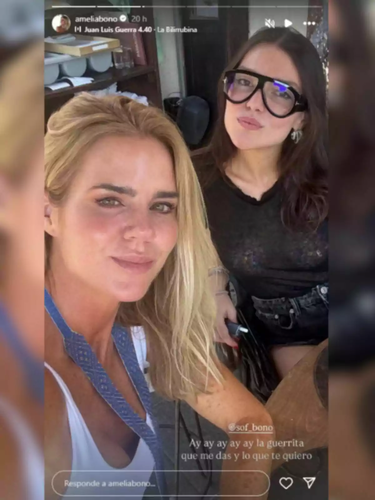 Amelia y Sofía Bono posan para una selfie en una terraza, una de ellas lleva gafas grandes y ambas sonríen levemente mientras disfrutan de un momento juntas Amelia y Sofía Bono posan para una selfie en una terraza, una de ellas lleva gafas grandes y ambas sonríen levemente mientras disfrutan de un momento juntas