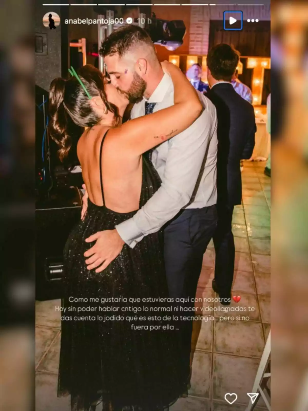 Anabel Pantoja y David Rodríguez se besa apasionadamente en lo que parece ser una fiesta o evento, rodeados de luces y otras personas. Anabel Pantoja y David Rodríguez se besa apasionadamente en lo que parece ser una fiesta o evento, rodeados de luces y otras personas.