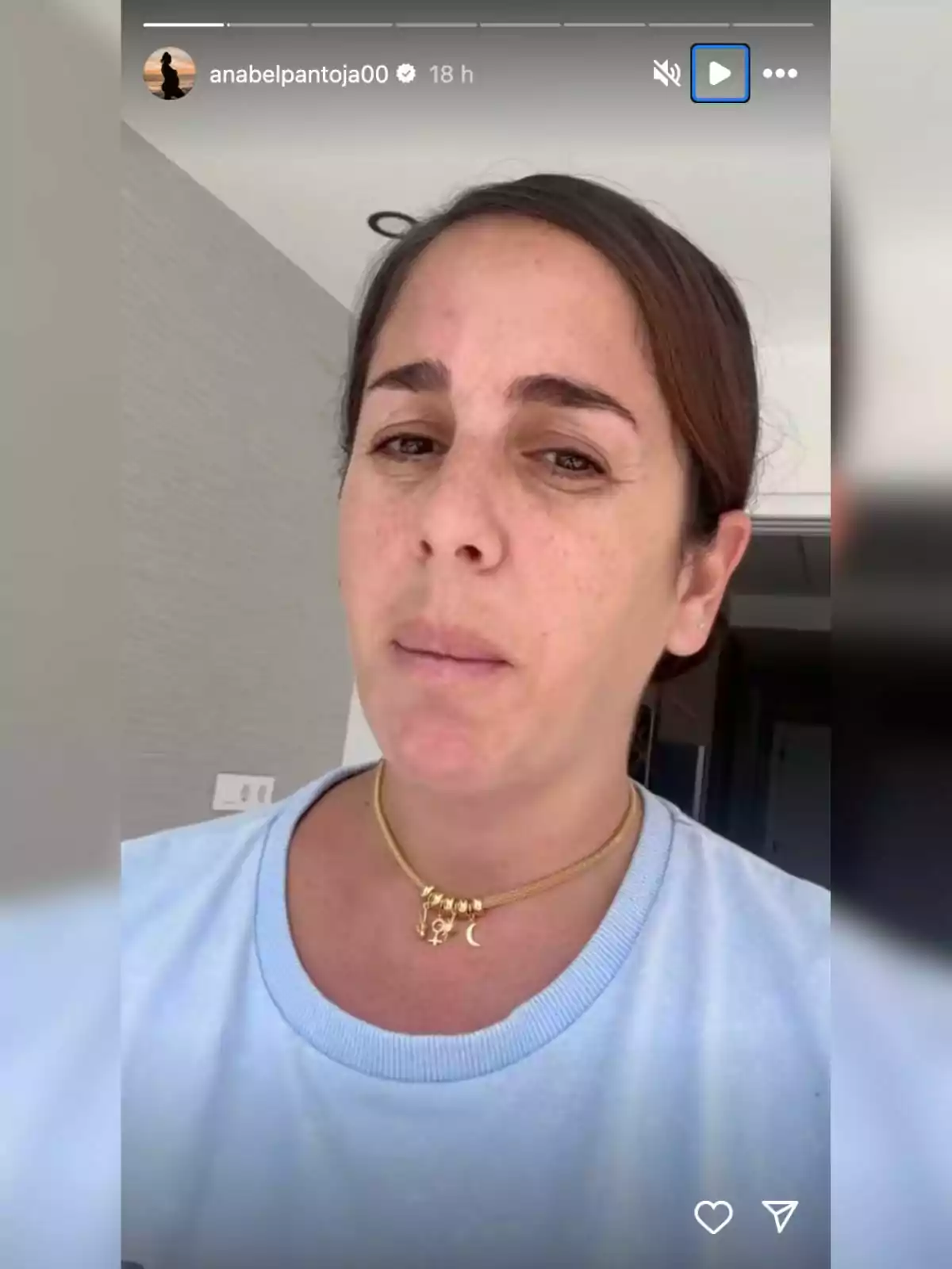 Storie de Anabel Pantoja en Instagram hablando con una camiseta azul Storie de Anabel Pantoja en Instagram hablando con una camiseta azul