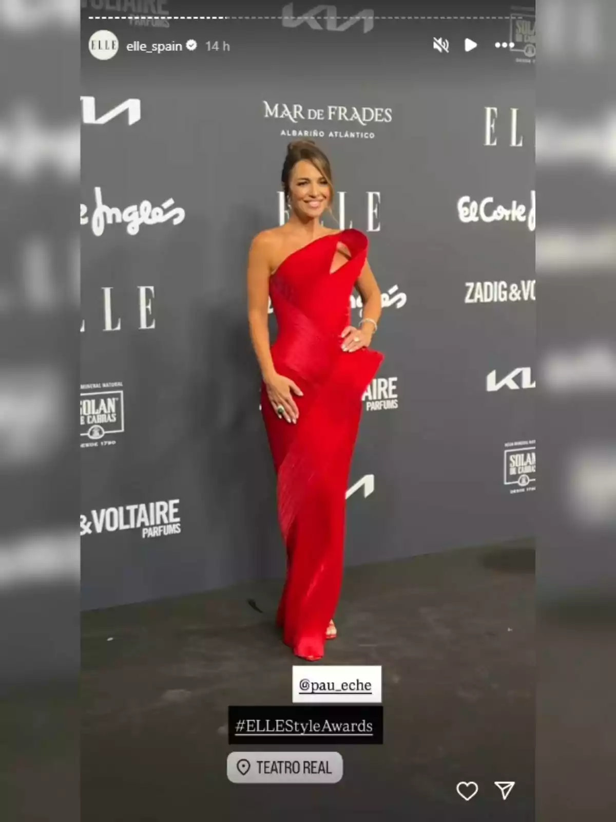 Paula Echevarría posando en una alfombra roja con un vestido rojo elegante en un evento de premios de moda Paula Echevarría posando en una alfombra roja con un vestido rojo elegante en un evento de premios de moda