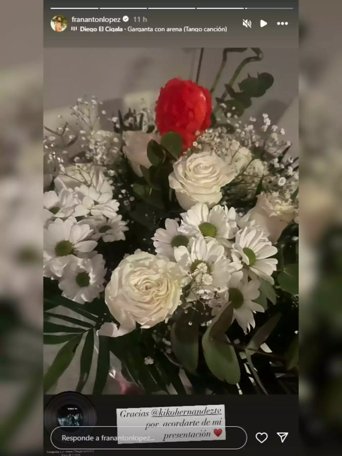 Un ramo de flores compuesto por rosas blancas, margaritas y una flor roja, acompañado de un mensaje de agradecimiento. Un ramo de flores compuesto por rosas blancas, margaritas y una flor roja, acompañado de un mensaje de agradecimiento.
