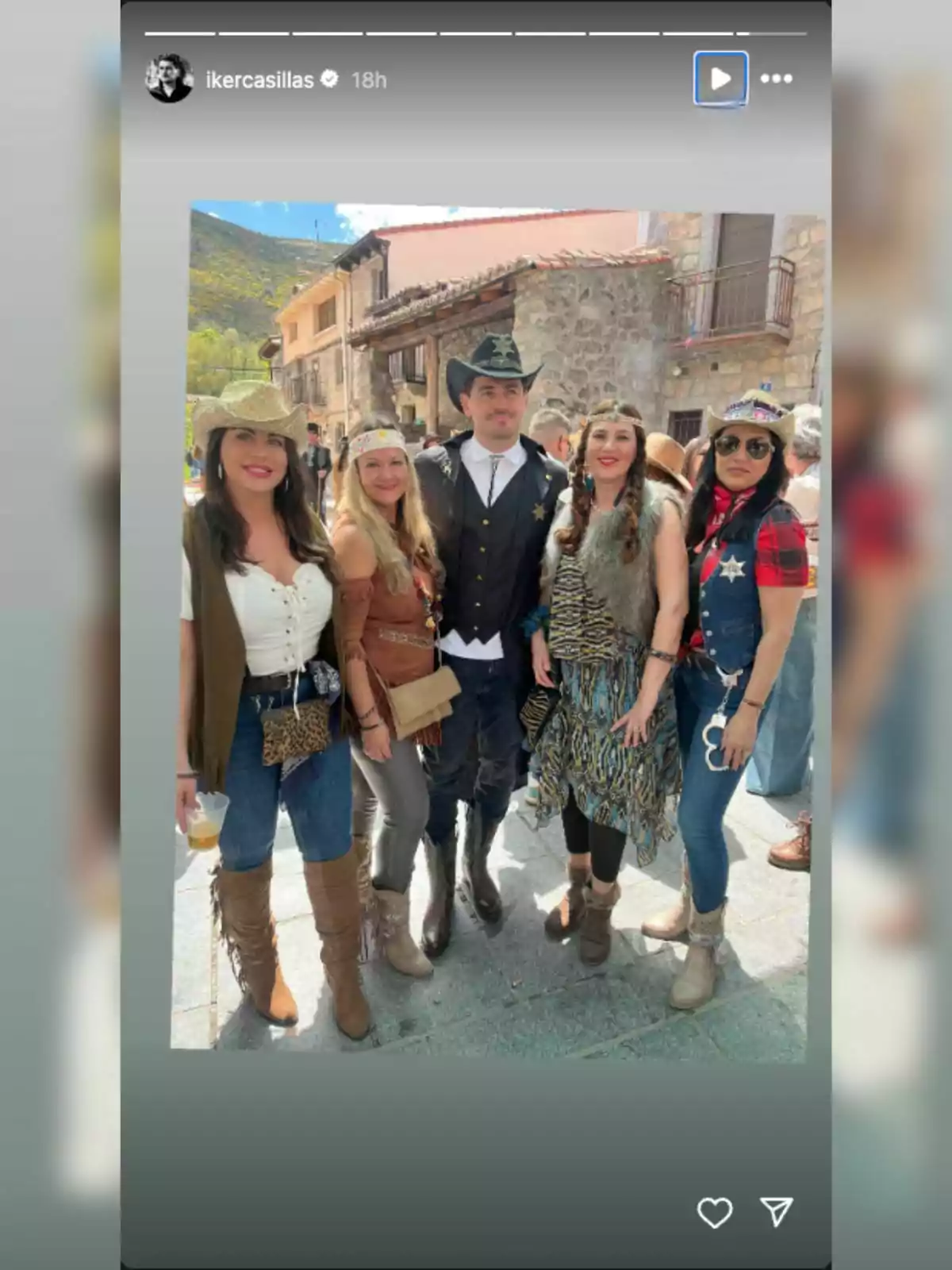 Un grupo de personas vestidas con trajes de estilo vaquero y nativo americano posan al aire libre frente a un edificio de piedra. Un grupo de personas vestidas con trajes de estilo vaquero y nativo americano posan al aire libre frente a un edificio de piedra.