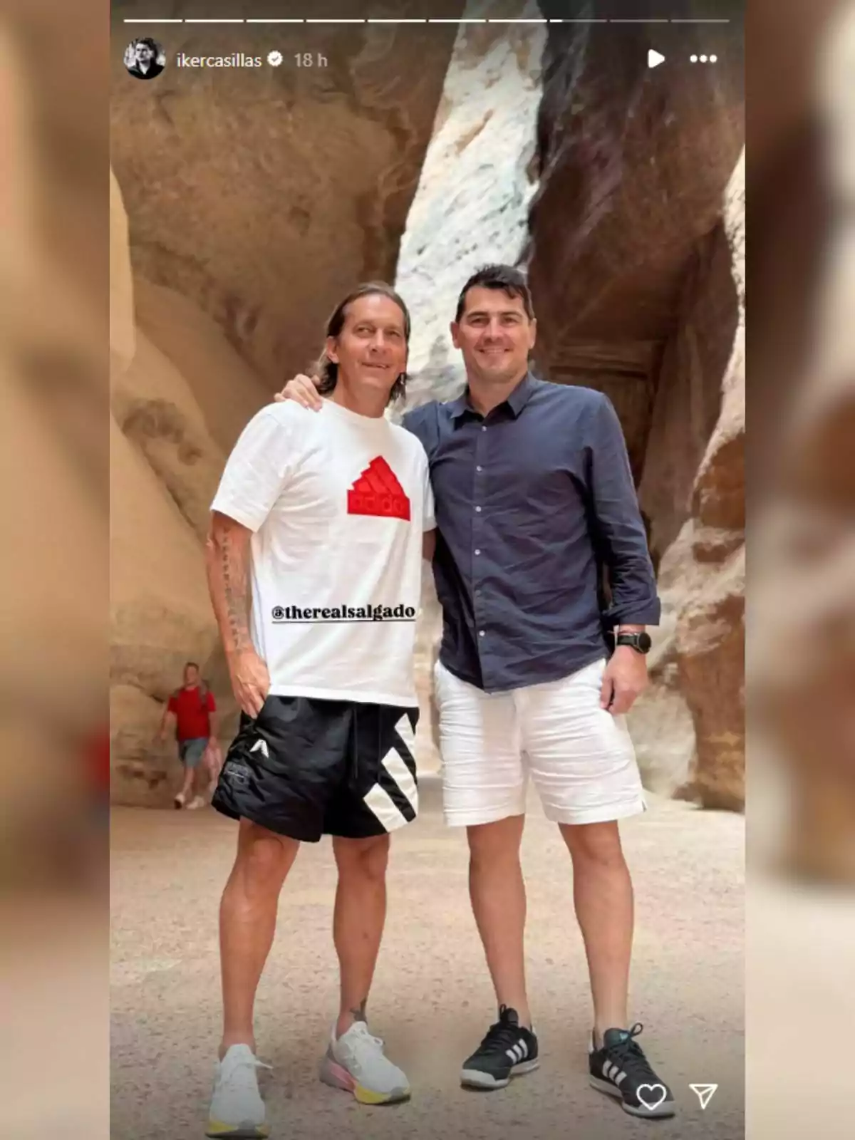 Michel e Iker Casillas posan juntas en un entorno rocoso, una lleva una camiseta blanca y pantalones cortos negros, mientras que la otra viste una camisa oscura y pantalones cortos blancos. Michel e Iker Casillas posan juntas en un entorno rocoso, una lleva una camiseta blanca y pantalones cortos negros, mientras que la otra viste una camisa oscura y pantalones cortos blancos.