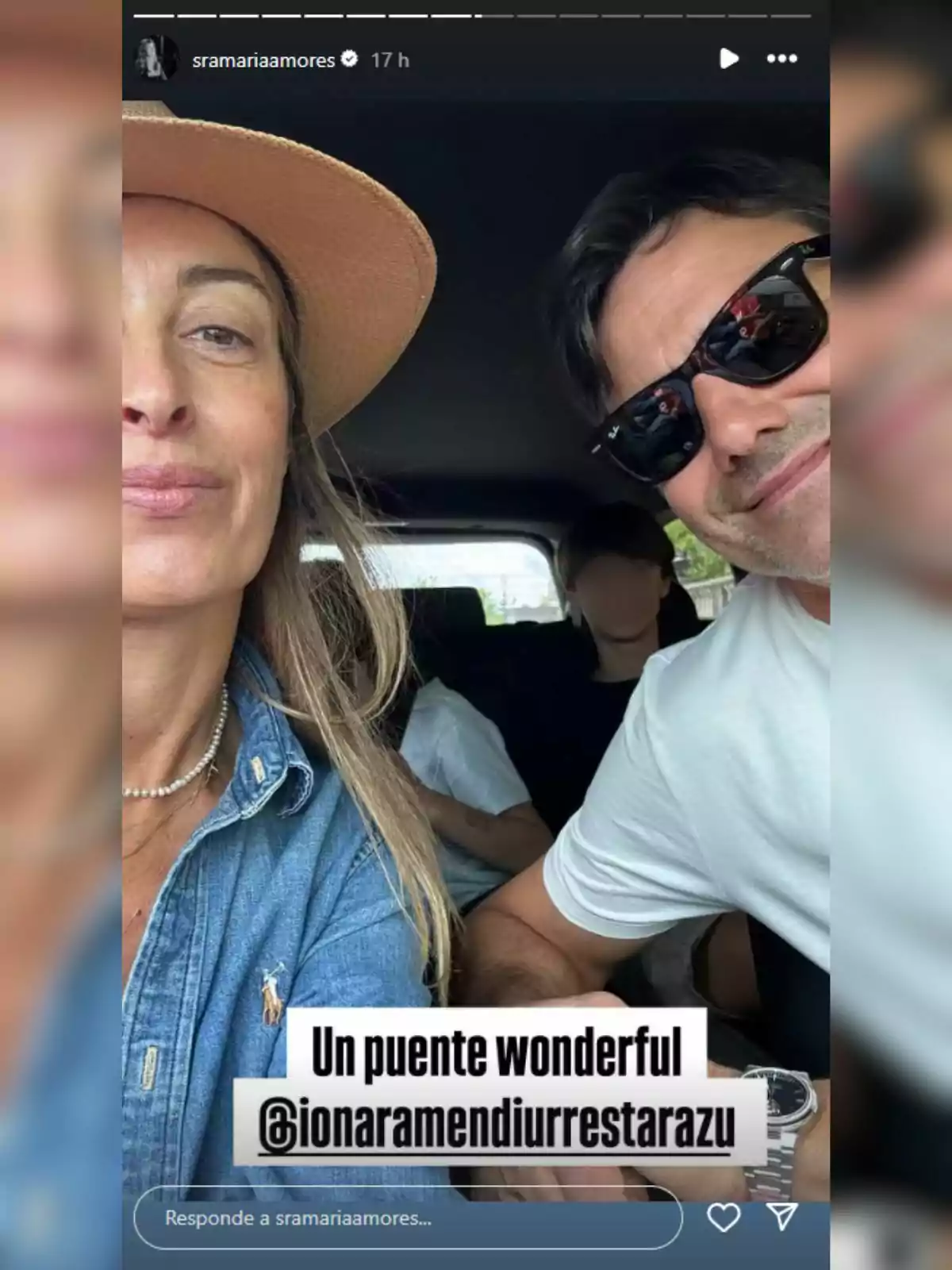 María Amores y Ion Aramendi sonriente en un coche, acompañada de un niño en el asiento trasero, con un texto que dice María Amores y Ion Aramendi sonriente en un coche, acompañada de un niño en el asiento trasero, con un texto que dice