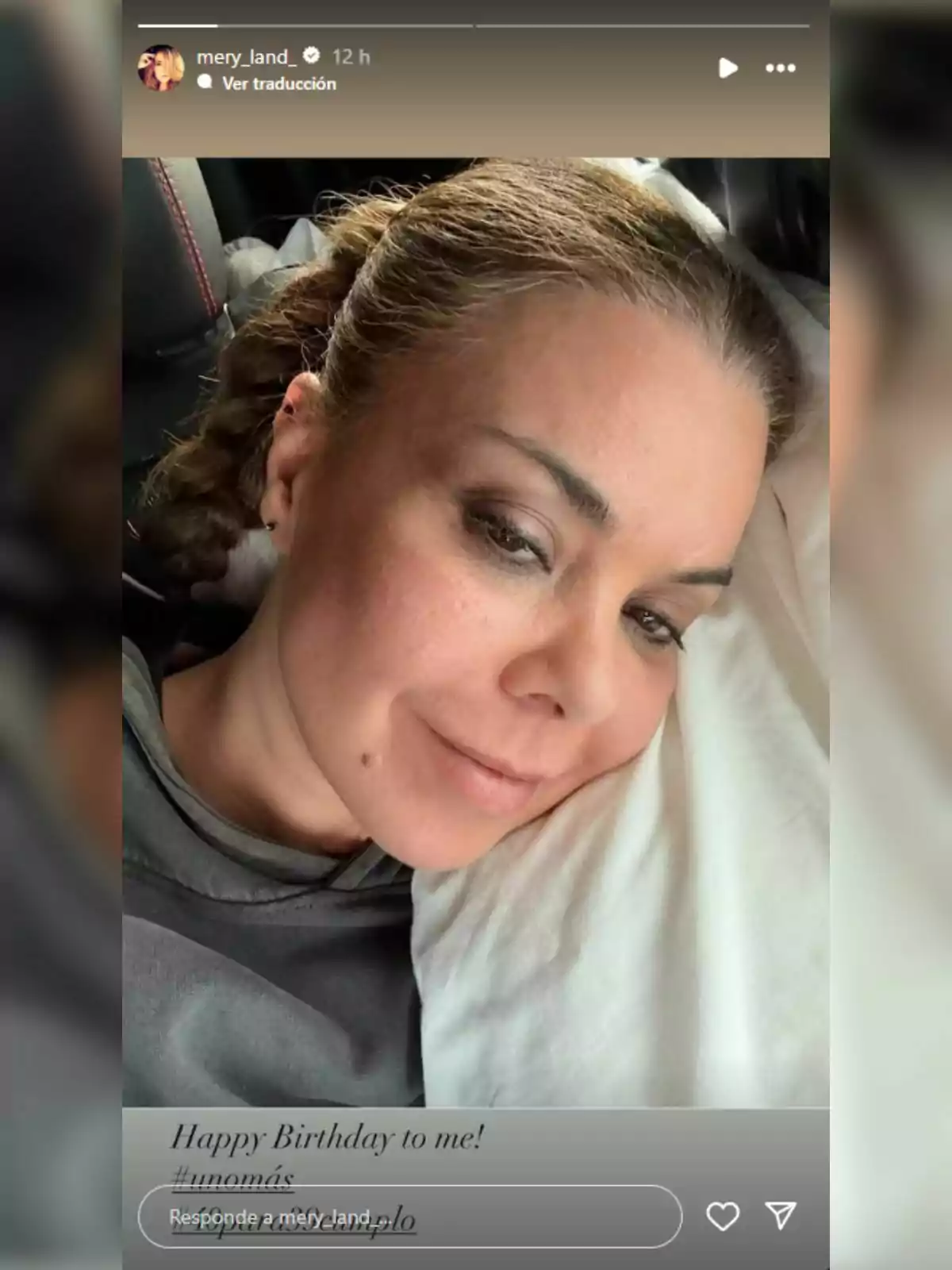 María José Campanario recostada sobre una almohada blanca sonriendo levemente mientras mira a la cámara María José Campanario recostada sobre una almohada blanca sonriendo levemente mientras mira a la cámara
