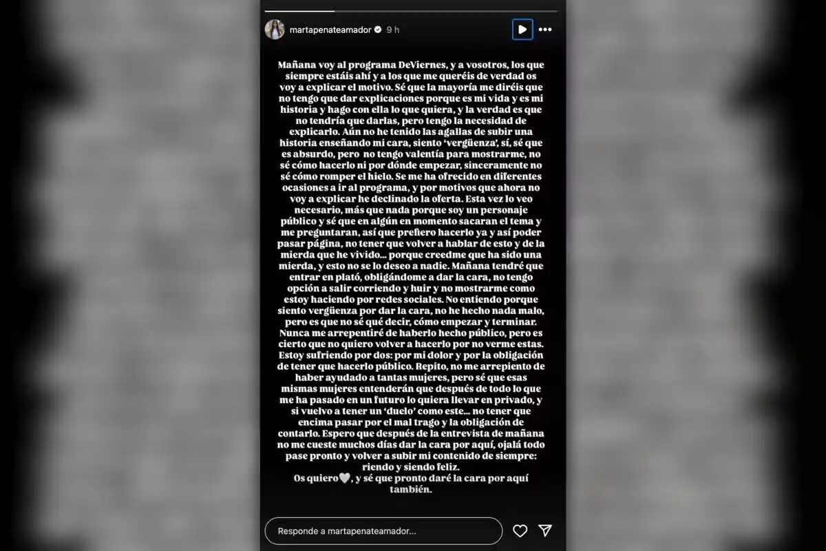 Historia de Instagram con fondo negro y texto en blanco donde una persona explica sus motivos para participar en un programa de televisión, expresa sus sentimientos de vergüenza y dolor, y menciona la importancia de contar su historia públicamente para poder avanzar y ayudar a otras personas. Historia de Instagram con fondo negro y texto en blanco donde una persona explica sus motivos para participar en un programa de televisión, expresa sus sentimientos de vergüenza y dolor, y menciona la importancia de contar su historia públicamente para poder avanzar y ayudar a otras personas.