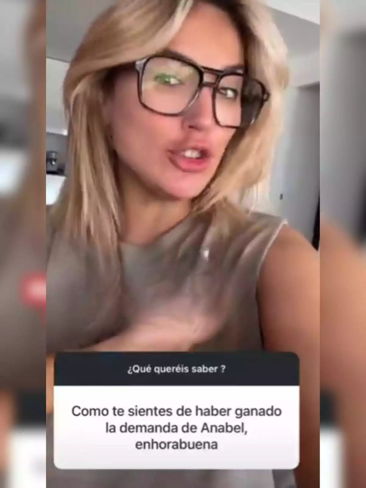 Marta Riesco con gafas grandes hablando frente a la cámara con un recuadro de texto que pregunta cómo se siente tras ganar una demanda de Anabel Marta Riesco con gafas grandes hablando frente a la cámara con un recuadro de texto que pregunta cómo se siente tras ganar una demanda de Anabel