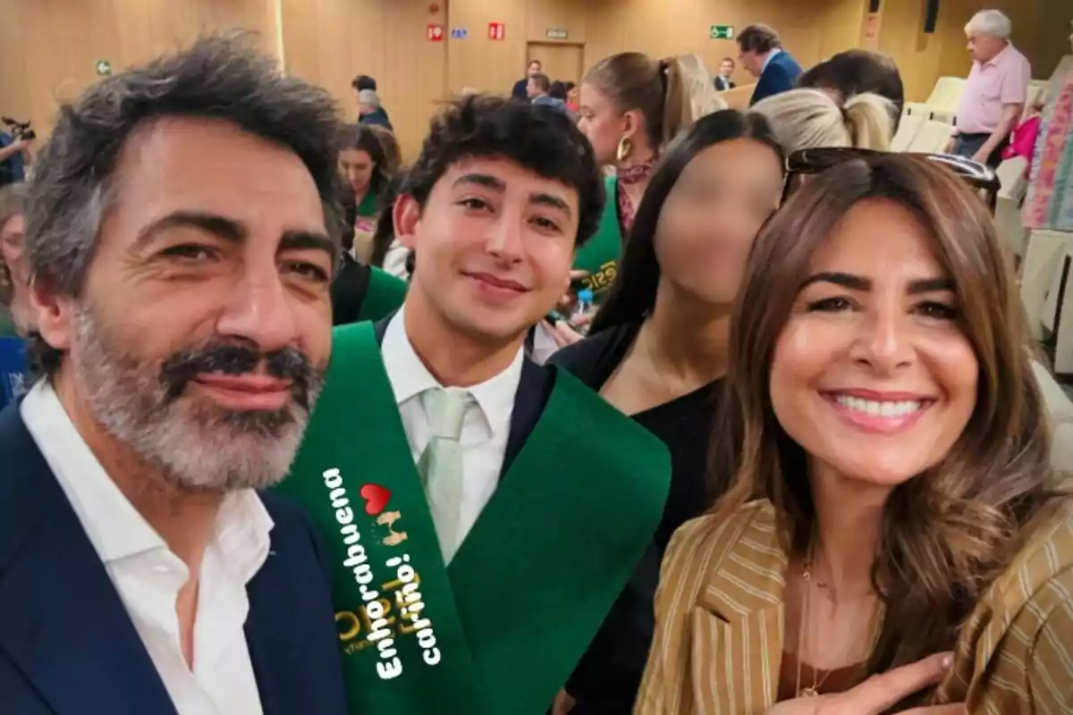 Un grupo de personas sonríe para una foto en un evento de graduación, con una persona usando una banda verde y un mensaje de felicitación en la imagen. Un grupo de personas sonríe para una foto en un evento de graduación, con una persona usando una banda verde y un mensaje de felicitación en la imagen.