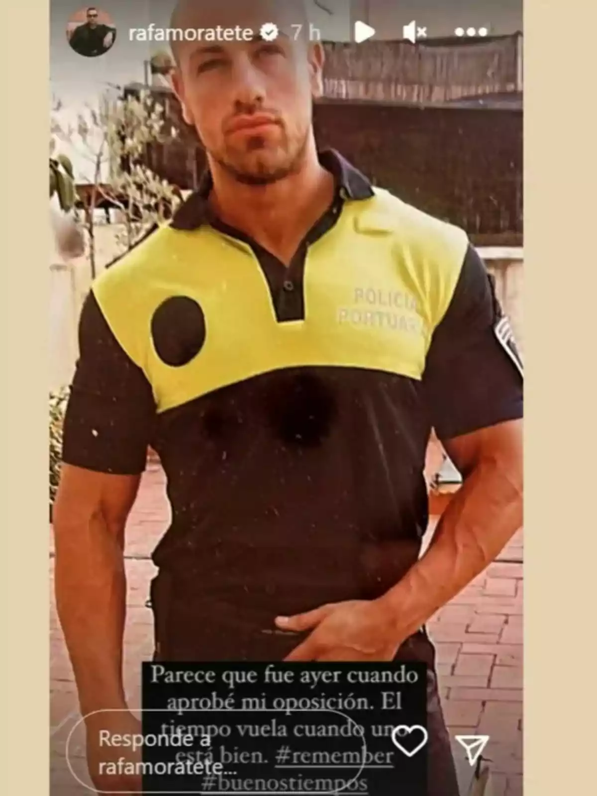 Rafa Mora con uniforme de policía portuaria posa al aire libre, acompañado de un texto que expresa nostalgia por el tiempo pasado desde que aprobó su oposición, mencionando que el tiempo vuela cuando uno está bien. Rafa Mora con uniforme de policía portuaria posa al aire libre, acompañado de un texto que expresa nostalgia por el tiempo pasado desde que aprobó su oposición, mencionando que el tiempo vuela cuando uno está bien.