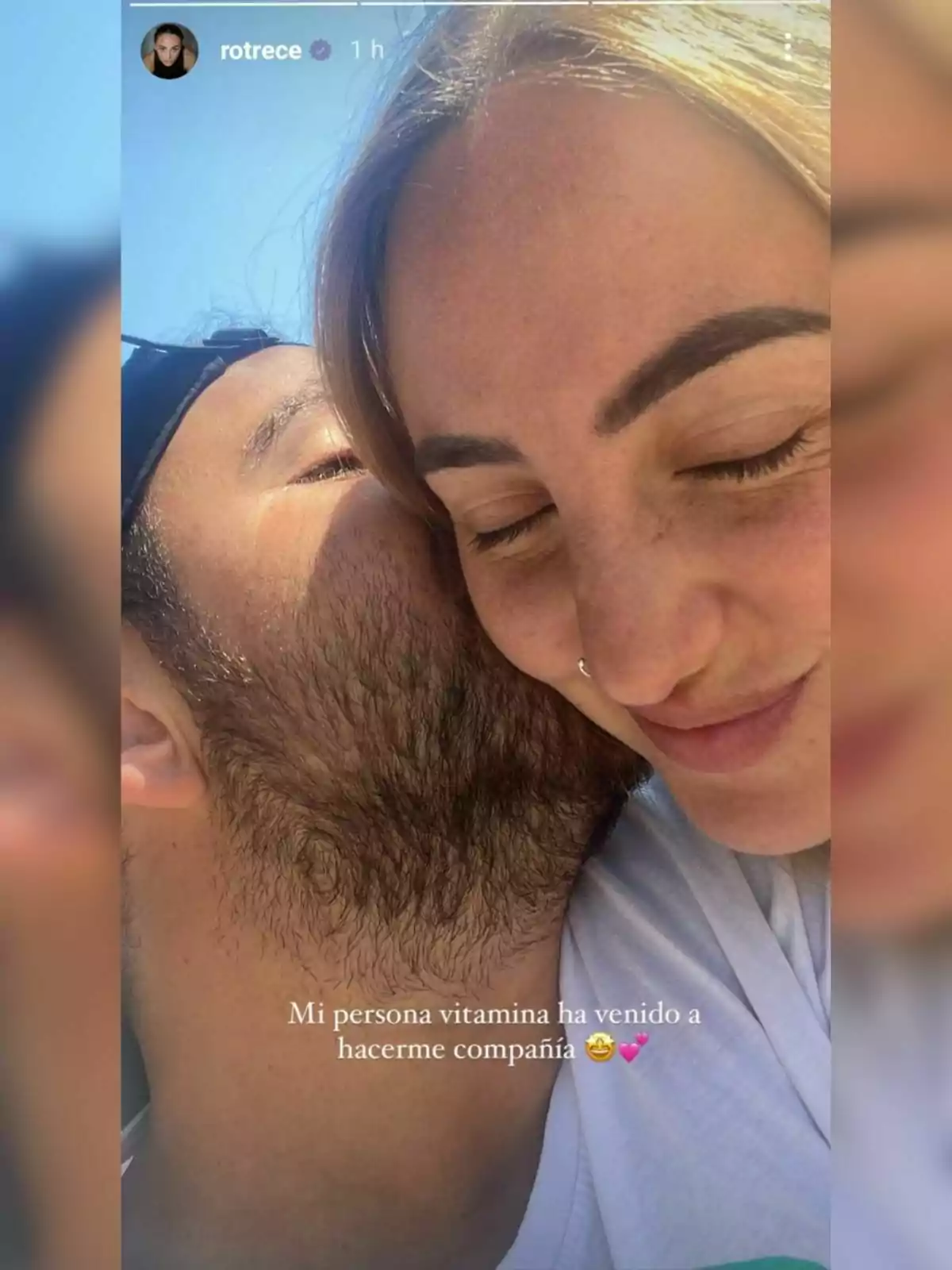 David Flores Carrasco y Rocío Flores sonriente disfruta de un momento de cercanía y afecto al aire libre. David Flores Carrasco y Rocío Flores sonriente disfruta de un momento de cercanía y afecto al aire libre.