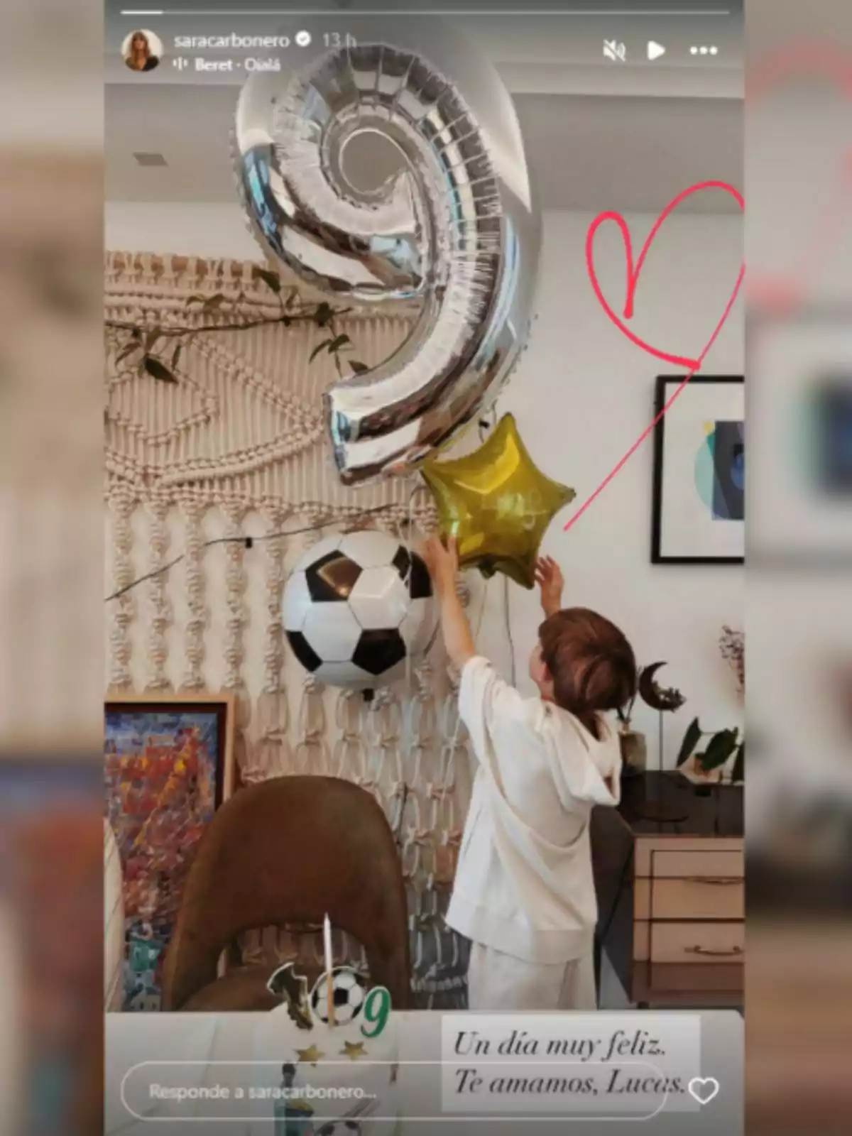 Niño celebrando su cumpleaños con globos de número nueve, estrella dorada y balón de fútbol en una habitación decorada, mientras alcanza los globos con alegría. Niño celebrando su cumpleaños con globos de número nueve, estrella dorada y balón de fútbol en una habitación decorada, mientras alcanza los globos con alegría.