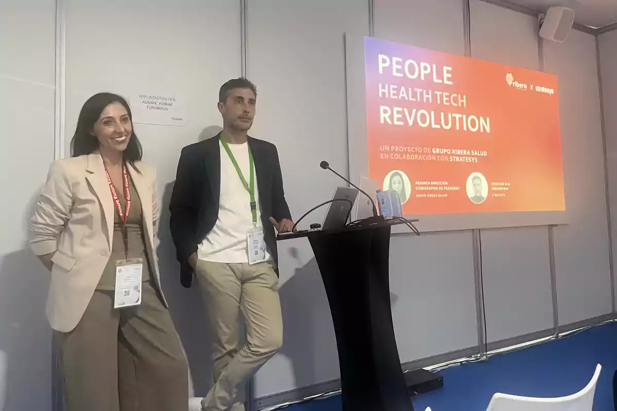 Ana Azorín, adjunta a la Dirección de Personas del grupo Ribera, y Edu Jiménez, director del área Nexus & Innovation en Stratesys