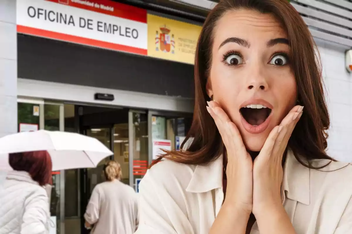 Una mujer sorprendida se encuentra frente a una oficina de empleo en España, donde se anuncia una nueva reforma que permite compatibilizar el subsidio por desempleo con el salario. Personas entran y salen de la oficina de empleo mientras ella reacciona con asombro