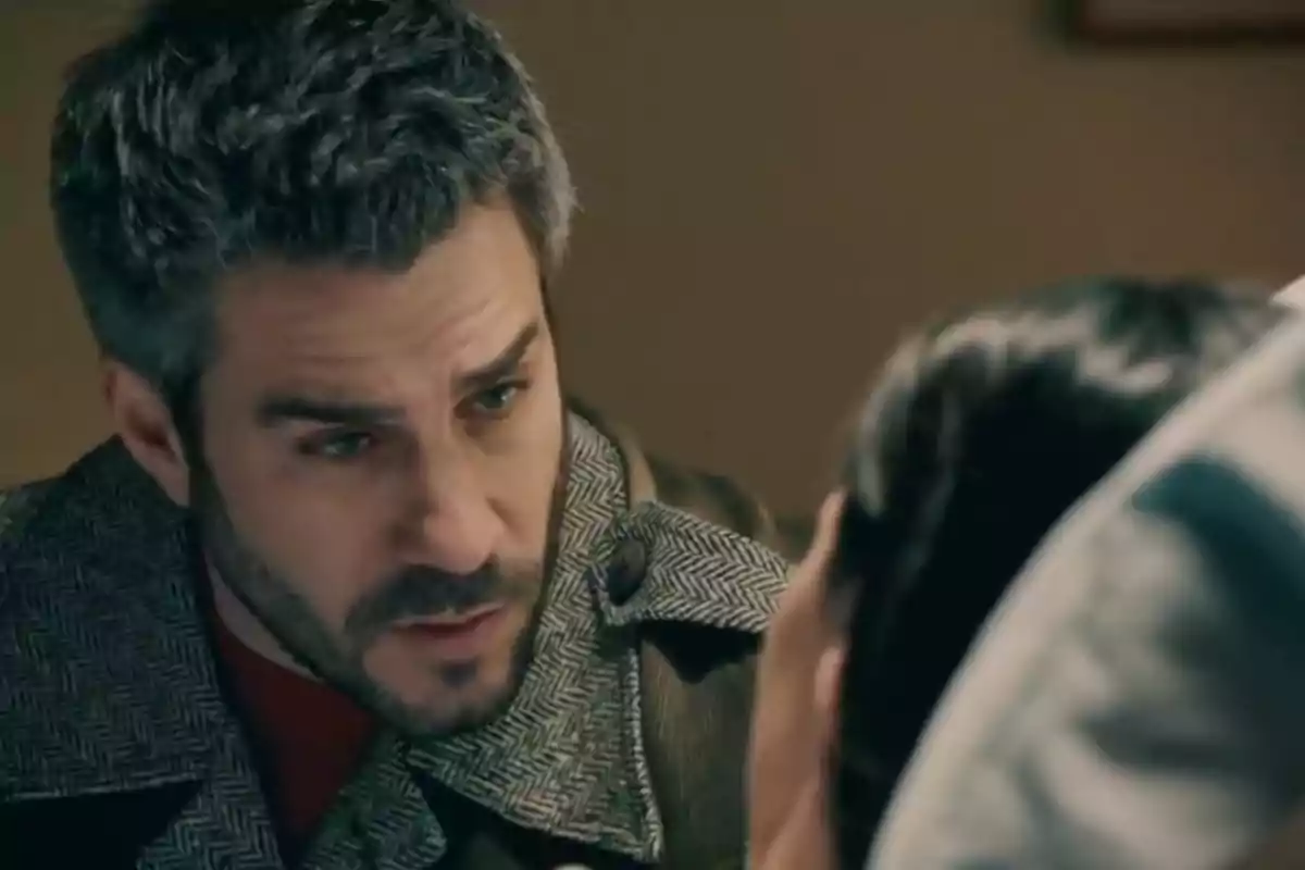 Andrés mirando con preocupación a María acostada. Captura de 'Sueños de libertad'