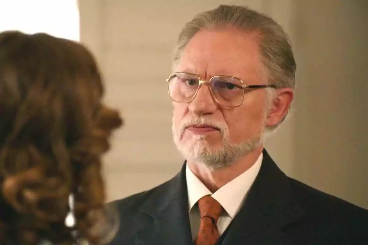 Damián vestido con traje y corbata, mirando a una mujer de cabello rizado. Captura de 'Sueños de libertad' el 7 de mayo de 2024