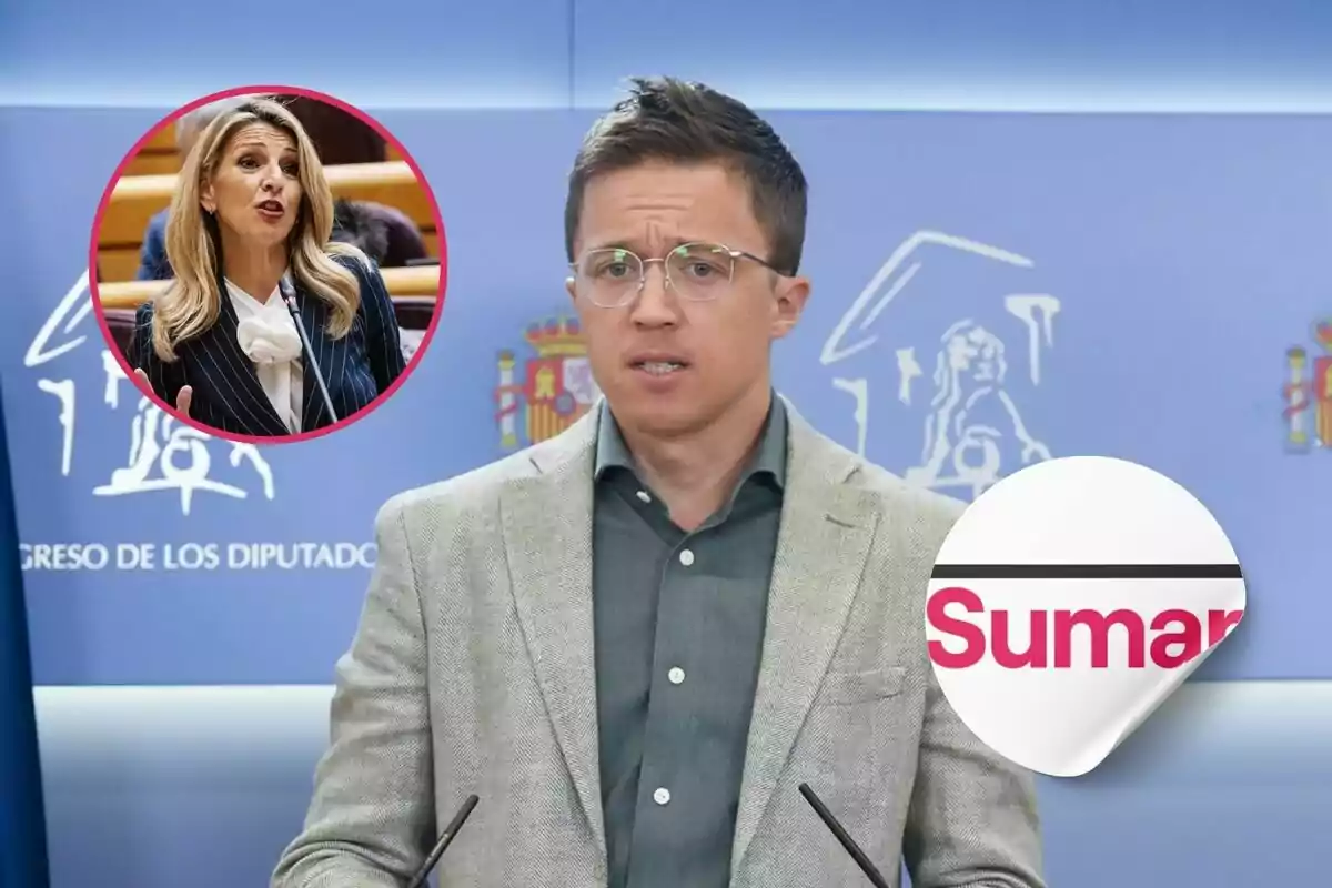 Un hombre con gafas y chaqueta clara habla en una conferencia de prensa con un logotipo de "Sumar" en la esquina y una mujer en un círculo en la parte superior izquierda.