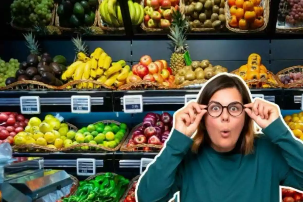 Imagen de fondo de un supermercado con estanterías de fruta y verdura y una imagen de una mujer en primer plano con gesto de sorpresa