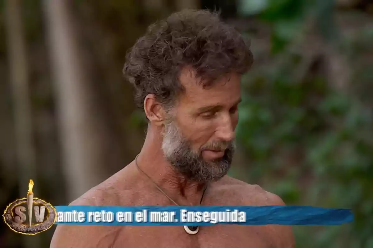Álvaro Muñoz Escassi aparece en un entorno natural con un texto en la parte inferior que menciona un reto en el mar. Captura de 'Supervivientes' Álvaro Muñoz Escassi aparece en un entorno natural con un texto en la parte inferior que menciona un reto en el mar. Captura de 'Supervivientes'