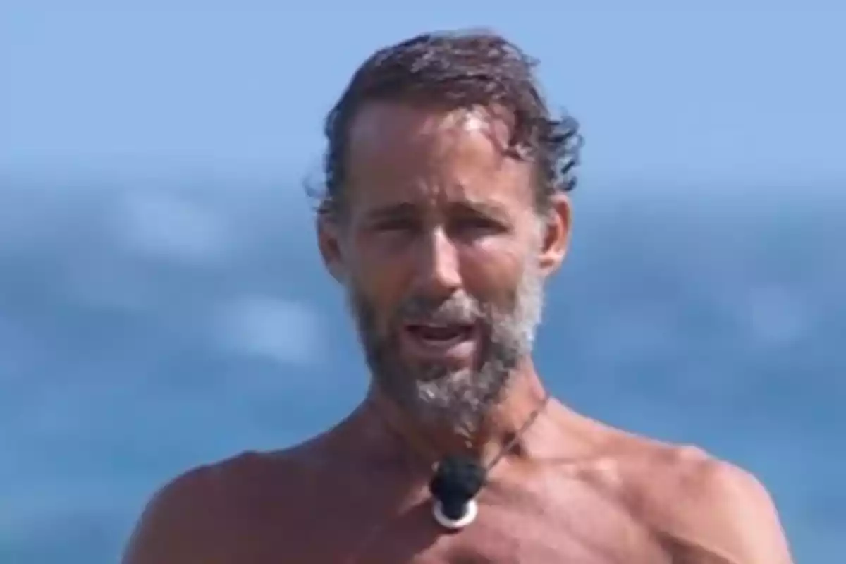 Álvaro Muñoz Escassi con el torso desnudo frente al mar usando un micrófono en el cuello. Captura de 'Supervivientes' Álvaro Muñoz Escassi con el torso desnudo frente al mar usando un micrófono en el cuello. Captura de 'Supervivientes'