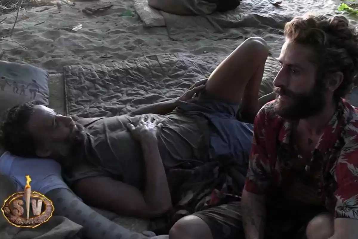 Álvaro Muñoz Escassi y Pelayo Díaz descansan en una playa sobre mantas, uno está acostado y el otro sentado, ambos lucen cansados y llevan ropa informal. Captura de 'Supervivientes' Álvaro Muñoz Escassi y Pelayo Díaz descansan en una playa sobre mantas, uno está acostado y el otro sentado, ambos lucen cansados y llevan ropa informal. Captura de 'Supervivientes'