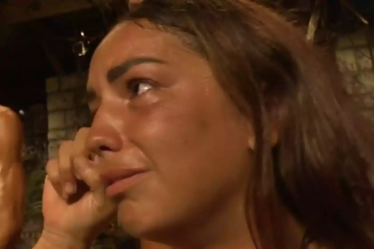 Anita llorando y limpiándose las lágrimas con la mano en un ambiente interior oscuro. Captura de 'Supervivientes' Anita llorando y limpiándose las lágrimas con la mano en un ambiente interior oscuro. Captura de 'Supervivientes'