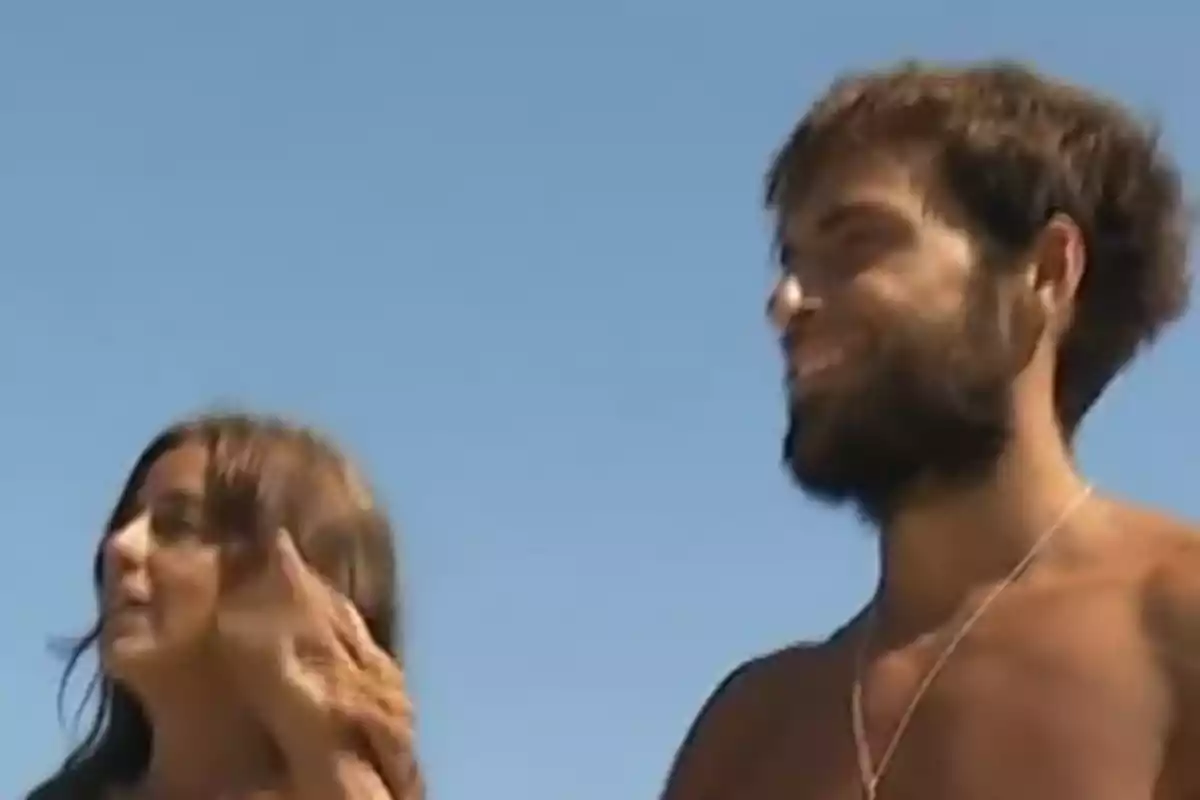 Carmen Alcayde y Montoya sonríen mientras caminan al aire libre bajo un cielo despejado. Captura de 'Supervivientes' Carmen Alcayde y Montoya sonríen mientras caminan al aire libre bajo un cielo despejado. Captura de 'Supervivientes'