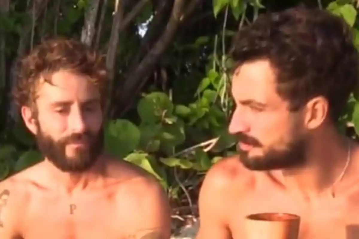 Pelayo Díaz y Joshua Velázquez están sentados al aire libre, rodeados de vegetación, mientras uno de ellos sostiene un vaso. Captura de 'Supervivientes' Pelayo Díaz y Joshua Velázquez están sentados al aire libre, rodeados de vegetación, mientras uno de ellos sostiene un vaso. Captura de 'Supervivientes'
