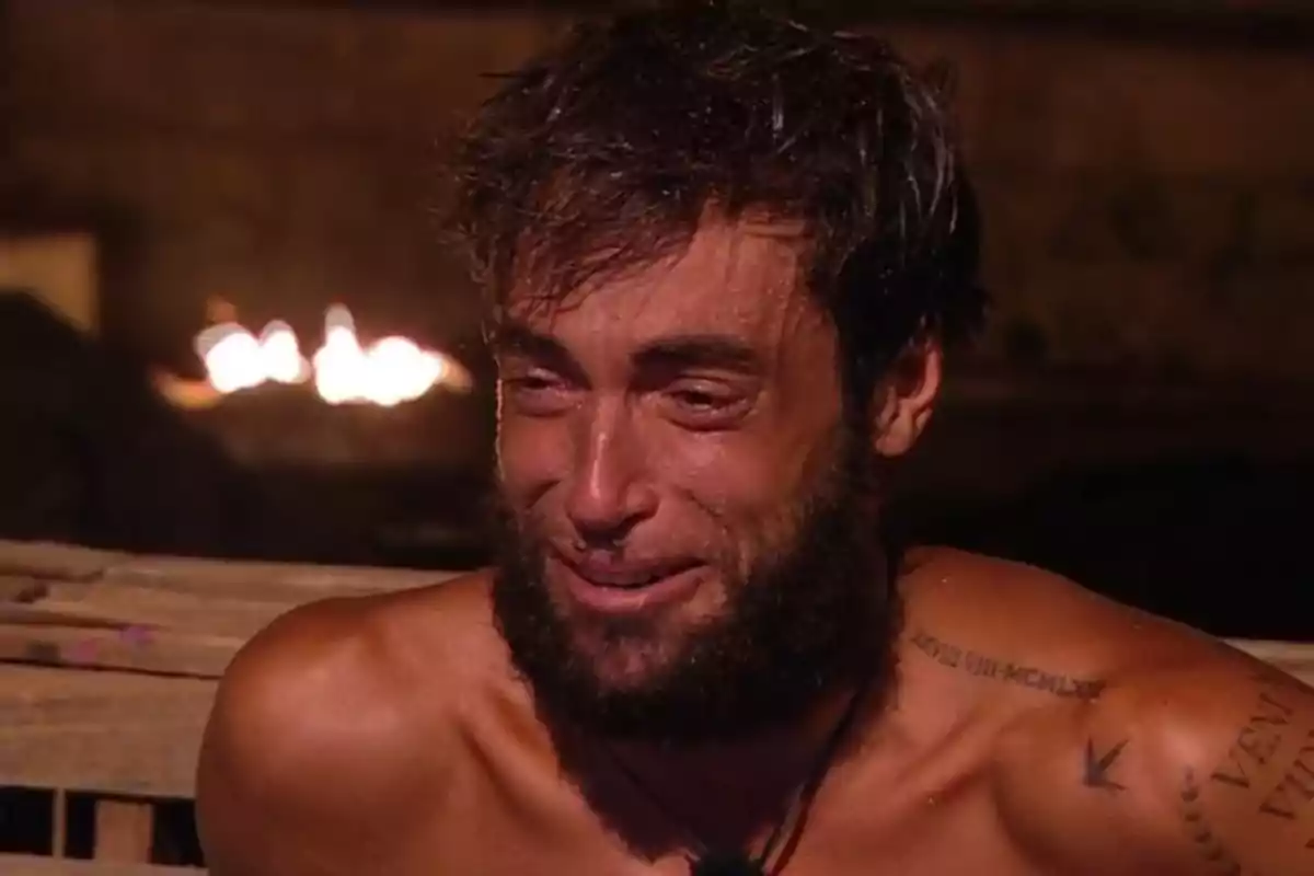 Montoya llorando con expresión de emoción en un ambiente cálido y tenue. Captura de 'Supervivientes' Montoya llorando con expresión de emoción en un ambiente cálido y tenue. Captura de 'Supervivientes'