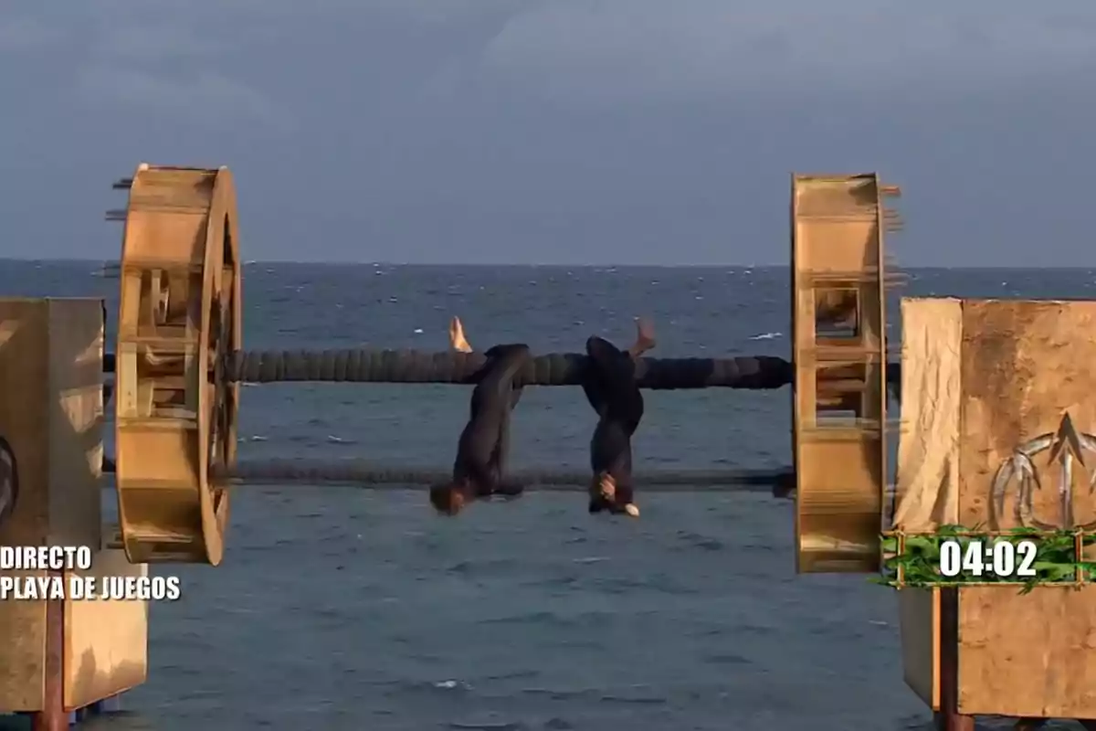 Pelayo Díaz y Anita cuelgan boca abajo de una estructura giratoria sobre el mar en un desafío de resistencia. Captura de 'Supervivientes' Pelayo Díaz y Anita cuelgan boca abajo de una estructura giratoria sobre el mar en un desafío de resistencia. Captura de 'Supervivientes'