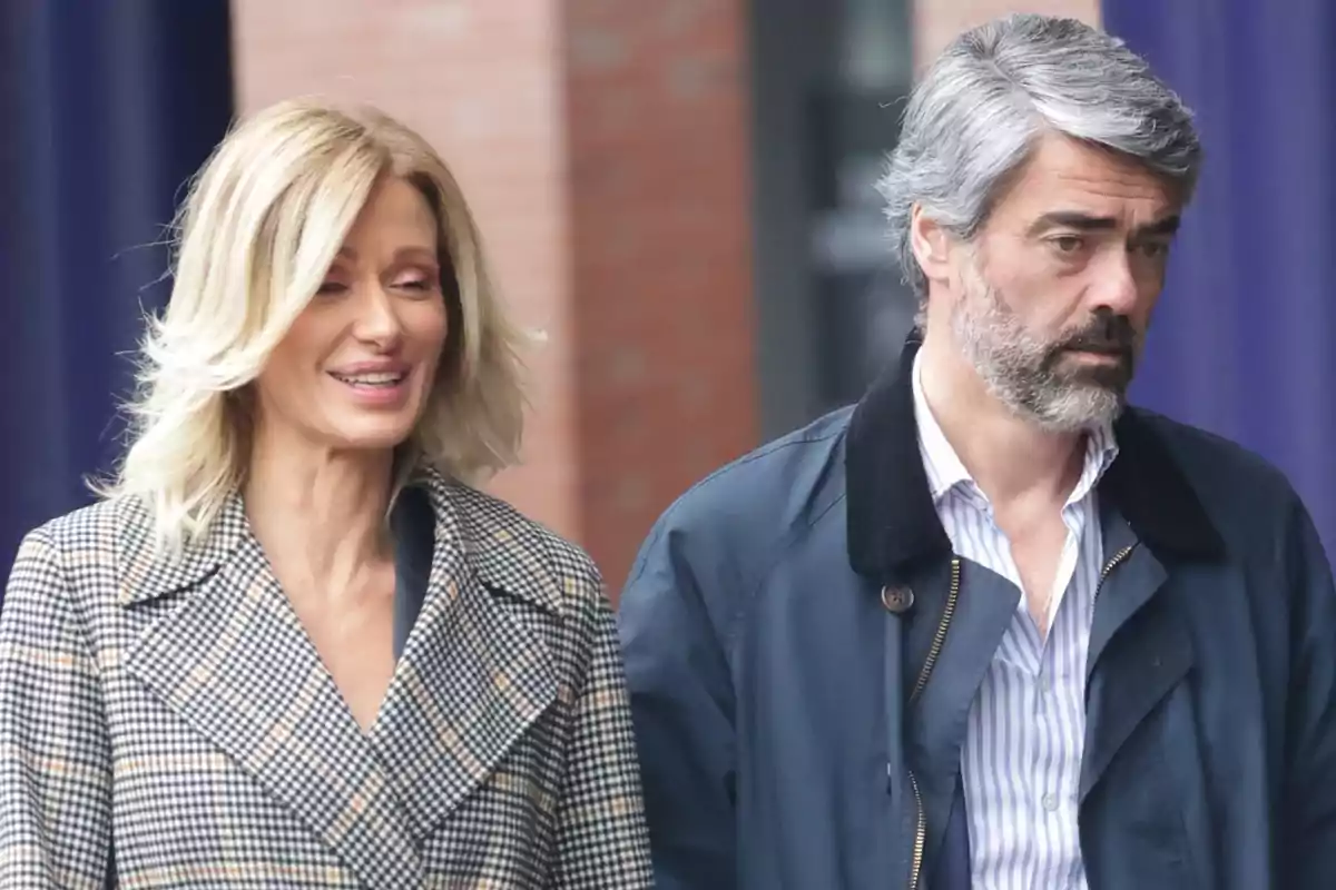 Susanna Griso y Luis Enríquez Nistal caminando juntas, una mujer rubia con abrigo a cuadros y un hombre con barba y chaqueta azul. Susanna Griso y Luis Enríquez Nistal caminando juntas, una mujer rubia con abrigo a cuadros y un hombre con barba y chaqueta azul.
