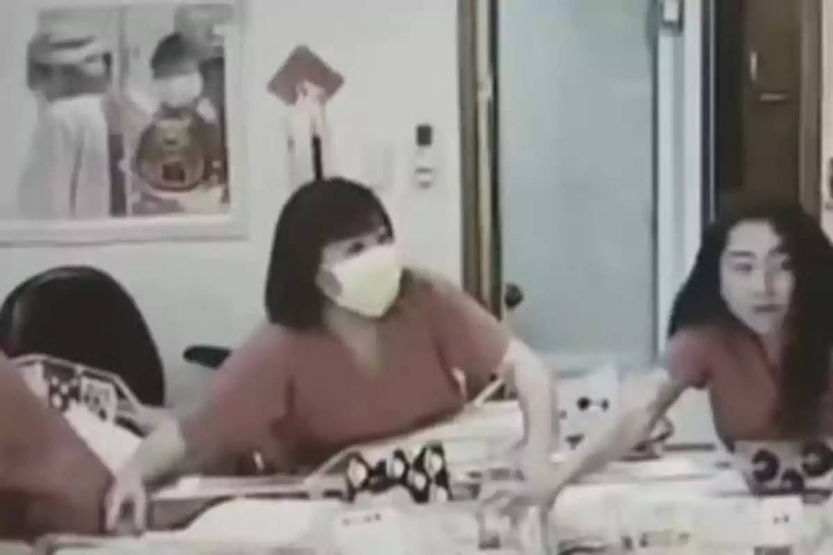 Enfermeras protegiendo a bebés en Taiwán