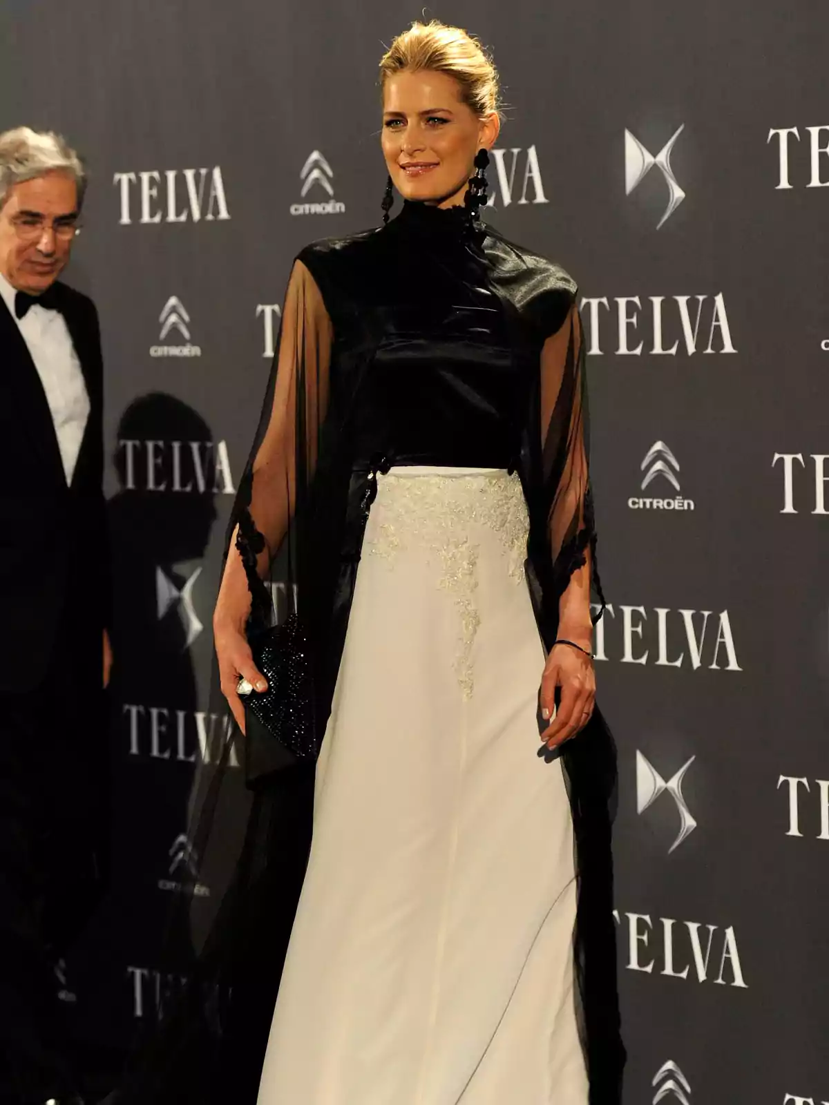 Tatiana Blatnik con un elegante vestido blanco y negro posa en un evento de Telva. Tatiana Blatnik con un elegante vestido blanco y negro posa en un evento de Telva.