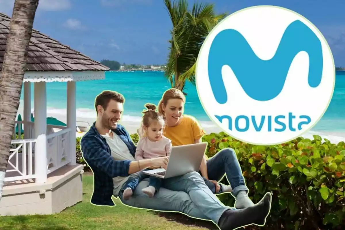 Una familia sentada en el césped junto a la playa usando una computadora portátil con el logotipo de Movistar en la esquina superior derecha.