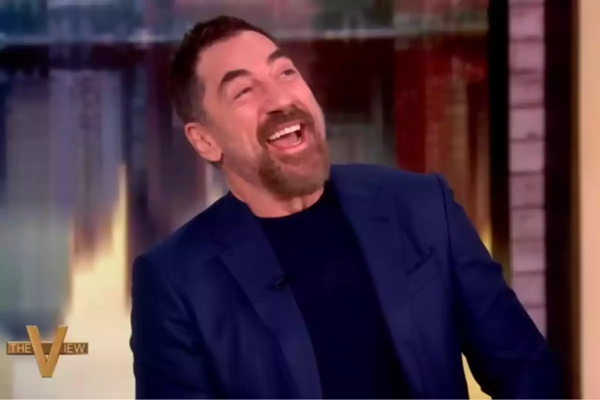 Javier Bardem con saco azul riendo durante una entrevista en un programa de televisión. Captura de 'The View' Javier Bardem con saco azul riendo durante una entrevista en un programa de televisión. Captura de 'The View'