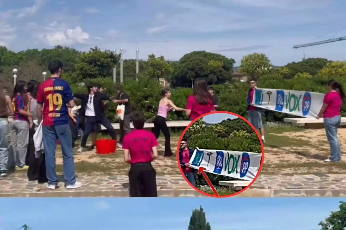 Un grupo de personas está reunido al aire libre, algunas sostienen una pancarta con logotipos y otras parecen participar en una actividad o juego.
