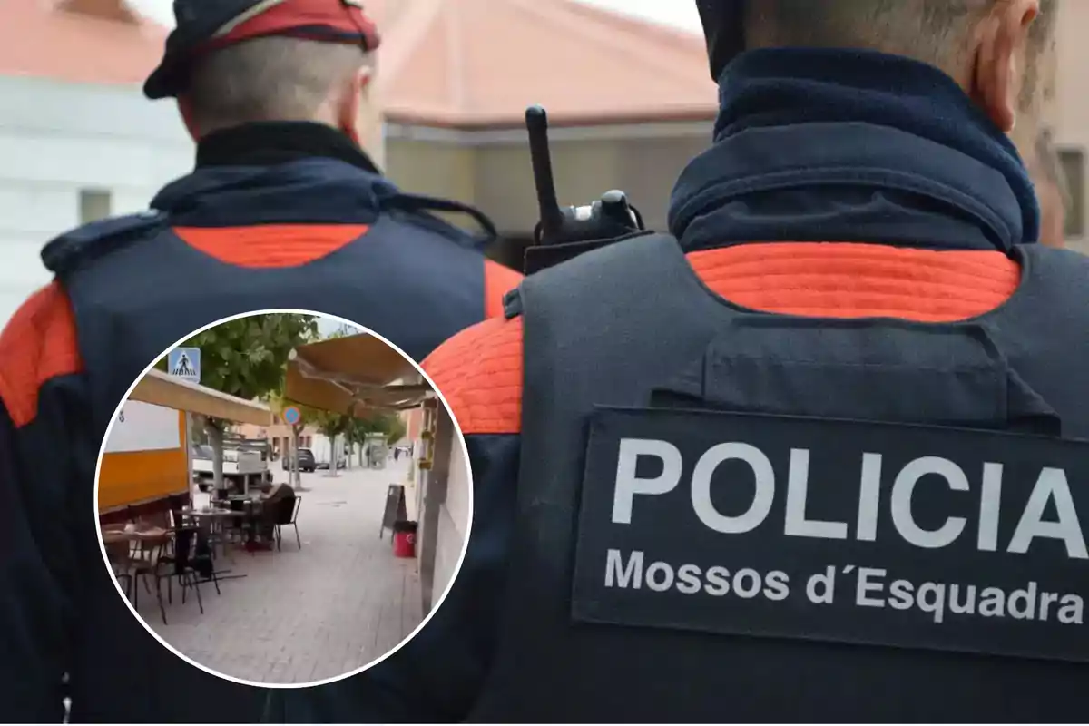 Dos agentes de los Mossos d'Esquadra de espaldas con un círculo que muestra una calle con mesas al aire libre.