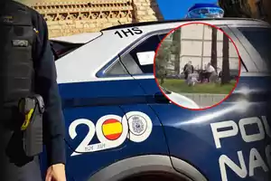 Un coche de la Policía Nacional con un agente al lado y un recuadro que muestra una escena de personas interactuando en un parque.