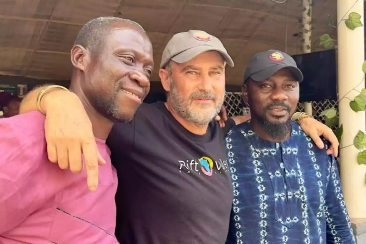 Toni Espada en África acompañado por dos ciudadanos autóctono