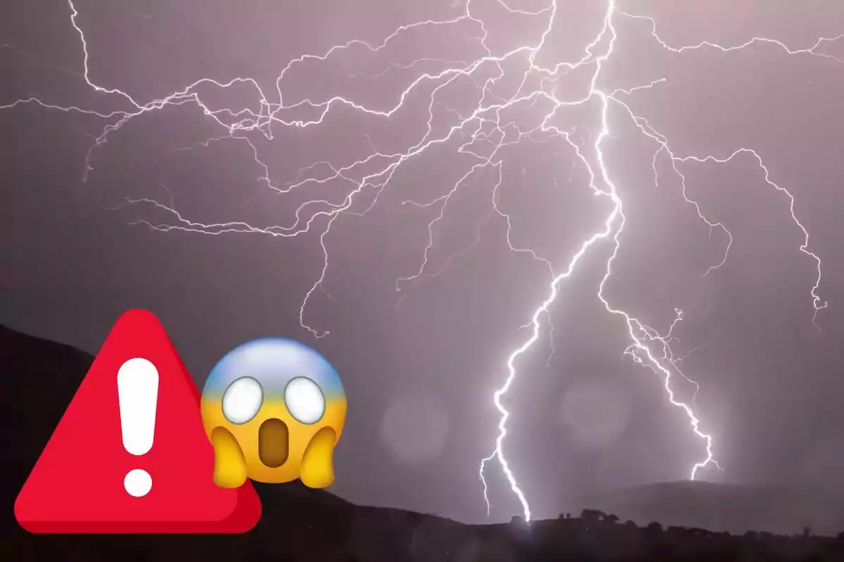 Cielo nocturno iluminado por varios rayos con un triángulo de advertencia y un emoji de susto en primer plano Cielo nocturno iluminado por varios rayos con un triángulo de advertencia y un emoji de susto en primer plano
