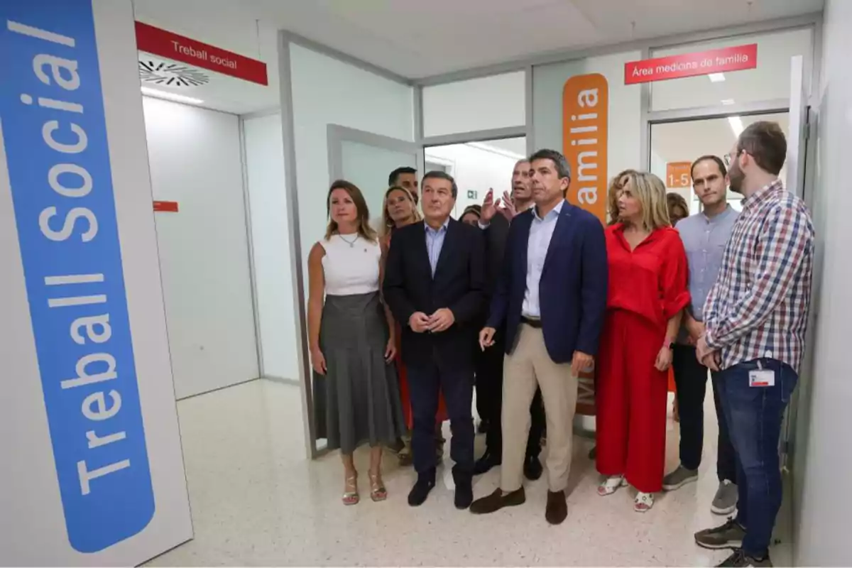 El president de la Generalitat, Carlos Mazón, junto a otras autoridades en Castellón