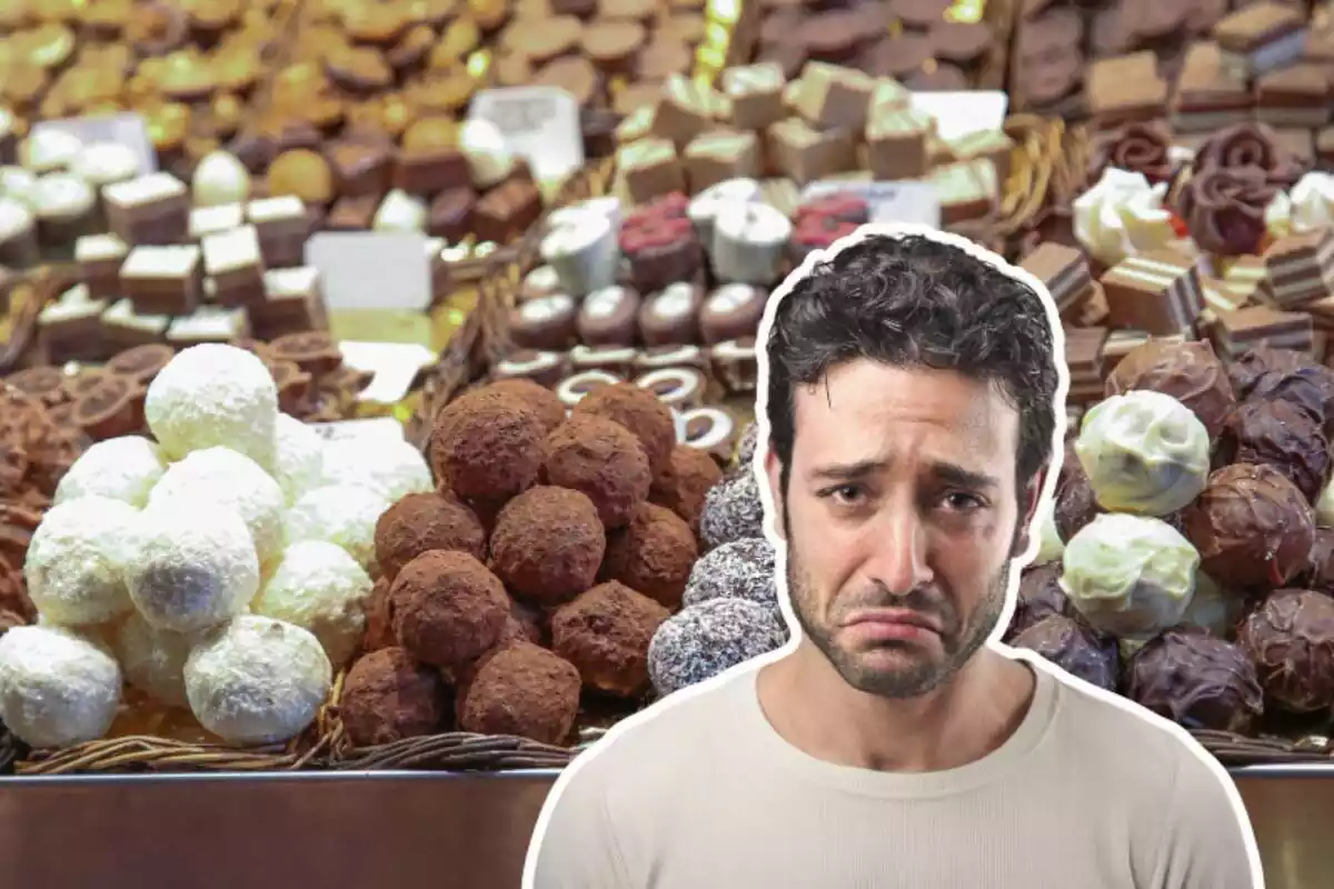 Hombre triste delante de bombones de chocolate Hombre triste delante de bombones de chocolate