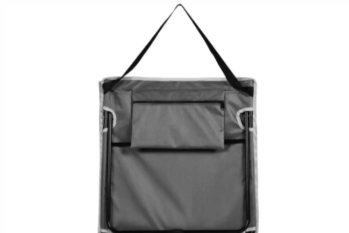 Bolsa de transporte plegable con asa negra y compartimento frontal. Bolsa de transporte plegable con asa negra y compartimento frontal.