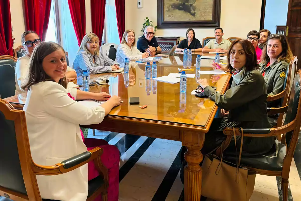 La concejala de Turismo, Arantxa Miralles, en la sesión constitutiva junto a representantes de la Conselleria de Turismo