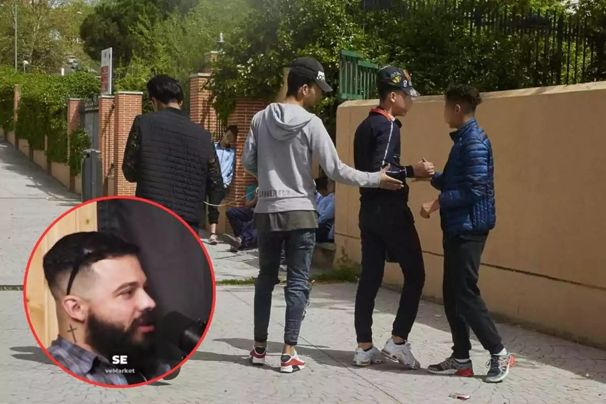 Un grupo de jóvenes conversando en la calle, con un hombre de barba y tatuaje en el cuello en un recuadro en la esquina inferior izquierda.