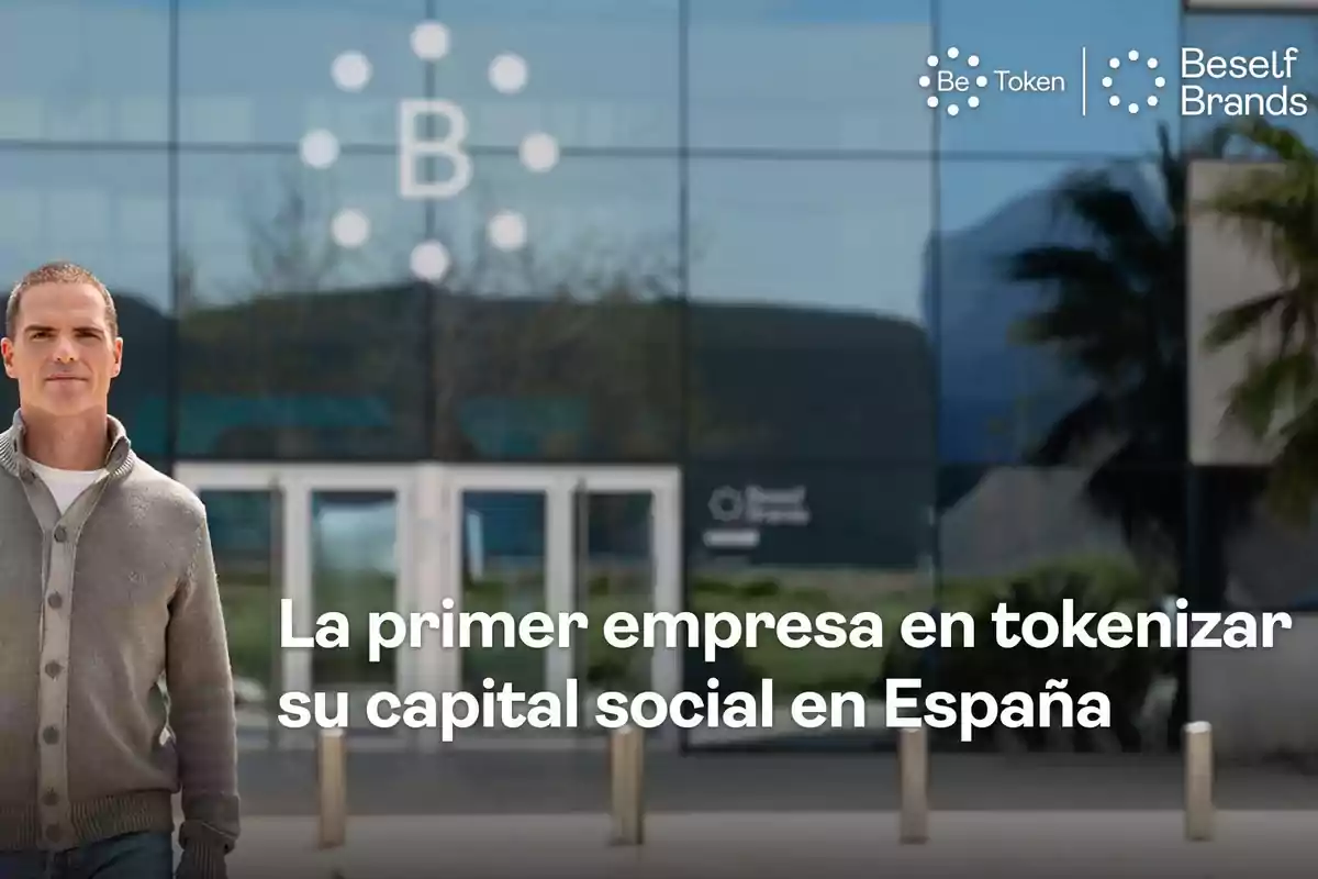 Hombre de pie frente a un edificio moderno con logotipos de Be Token y Beself Brands y un texto que dice la primer empresa en tokenizar su capital social en España