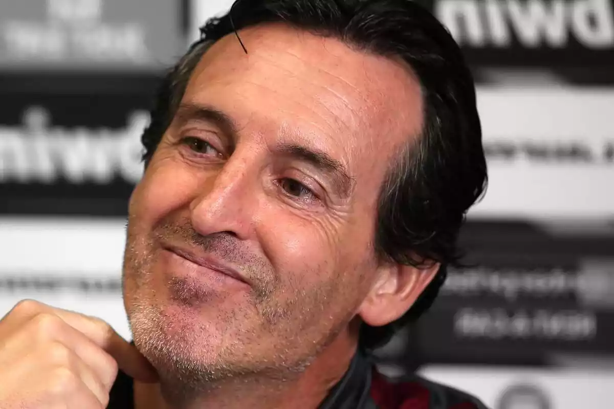 Unai Emery pensativo sobre un fondo en blanco y negro