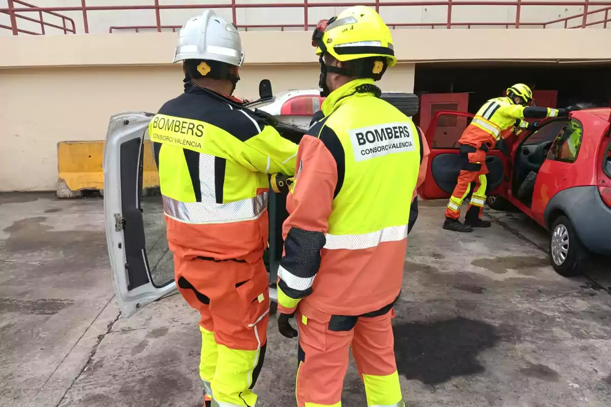 Bomberos con uniformes de alta visibilidad realizan un ejercicio de rescate