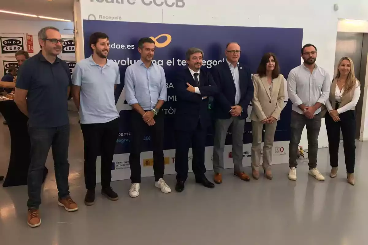 Un grupo de personas posando frente a un cartel en un evento en el Teatre CCCB.